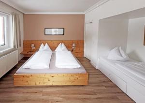 ヴァークラインにあるFerienwohnungen Kirchwegerのベッドルーム1室(ベッド2台、白い枕付)