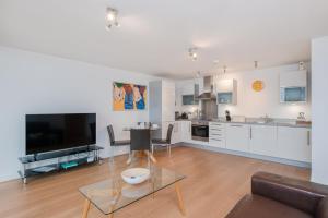 Η κουζίνα ή μικρή κουζίνα στο The Vizion serviced apartments from Pincott Properties - free parking, private balcony, and WiFi