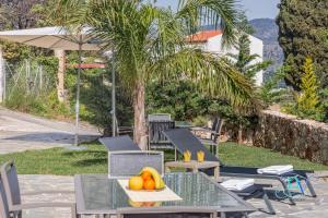 d'une table et de chaises avec des fruits. dans l'établissement Apokoronas Views Villa, à Néon Khoríon