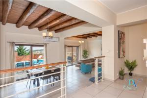 - une salle à manger et un salon avec une table et des chaises dans l'établissement Apokoronas Views Villa, à Néon Khoríon