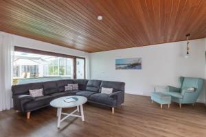 sala de estar con sofá y mesa en Haus Cux, App 7 en Duhnen