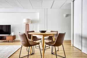 a dining room with a table and chairs at Central Sq 2BR nr Central Sq T stop BOS-570 in Cambridge