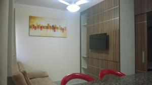 sala de estar con TV y sillas rojas en Lacqua Diroma Caldas Novas, en Caldas Novas