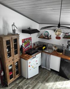 Il comprend une cuisine équipée d'un réfrigérateur et d'un comptoir. dans l'établissement La Casita: Studio cosy indépendant de 25 m², à Les Sables-dʼOlonne