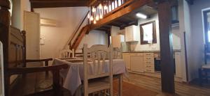 eine Küche und ein Esszimmer mit einem Tisch und Stühlen in der Unterkunft Finca La Josa, Candeleda, Gredos, VUTAV397 in Candeleda