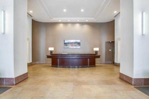 Großes Zimmer mit einem Schreibtisch in einem Gebäude in der Unterkunft UWS 2BR w Doorman Gym Parking nr Central Park NYC-596 in New York