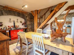 uma cozinha com uma mesa de madeira com uma estátua de esquilo de madeira em The Old Granary em Conwy