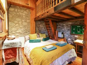 um quarto com uma cama com toalhas em The Old Granary em Conwy
