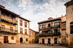 un callejón en un viejo pueblo con edificios en Kampaoh Santillana del Mar en Santillana del Mar