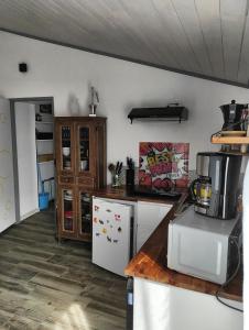 - une cuisine avec des appareils électroménagers blancs et un comptoir dans l'établissement La Casita: Studio cosy indépendant de 25 m², à Les Sables-dʼOlonne