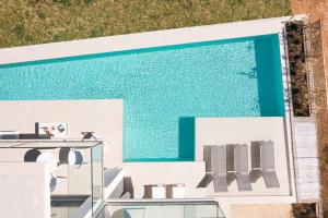 a swimming pool on the side of a building at Bedda Matri in Noto