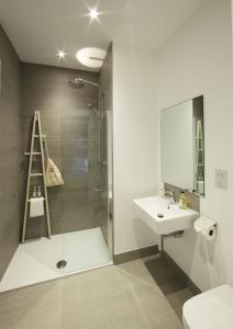 ウィックにあるBuckie - 1 Bed Luxury Studio Apartmentのシャワー、洗面台、トイレ付きのバスルーム
