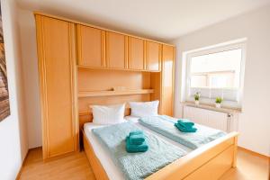 ein Schlafzimmer mit einem Bett mit zwei Handtüchern darauf in der Unterkunft Weg App 2 in Norderney