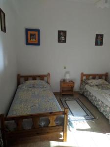 1 dormitorio con 2 camas y mesita de noche en Countryside apartment en Gaios