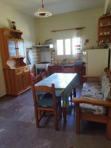 cocina con mesa y sillas en una habitación en Countryside apartment en Gaios