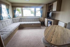 En sittgrupp på Superb 8 Berth Caravan At Caister Beach In Norfolk Ref 30073f