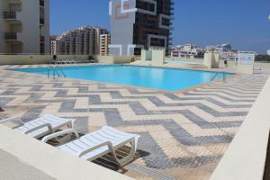 Басейн в Apartamentos Varandas da Rocha або поблизу