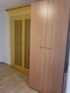 um armário com um armário de madeira ao lado de uma porta em La casetta em San Vito Chietino