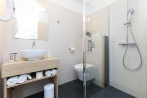 Koupelna v ubytování Hotel Méditerranée + 33 fotografií