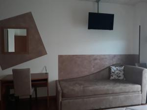 sala de estar con sofá y mesa en Adams Rooms - Affittacamere en San Giovanni Lupatoto