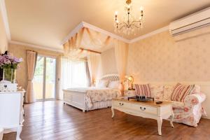 Postel nebo postele na pokoji v ubytování Flower Happiness Homestay