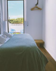 1 dormitorio con 1 cama y vistas al océano en La Posada de Trafalgar, en Los Caños de Meca