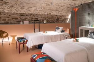 Łóżko lub łóżka w pokoju w obiekcie Mama Shelter Rennes