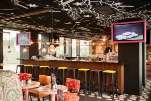 Hol lub bar w obiekcie Mama Shelter Rennes