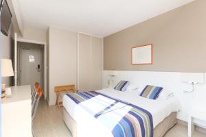 a hotel room with a bed and a desk at Hotel Méditerranée in Collioure