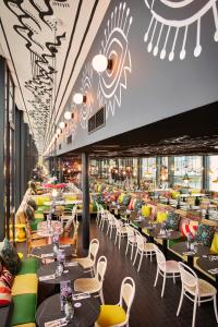 Restauracja lub miejsce do jedzenia w obiekcie Mama Shelter Rennes
