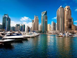 eine Gruppe von Booten, die in einem Hafen in einer Stadt angedockt sind in der Unterkunft 96 Hostel Dubai in Dubai
