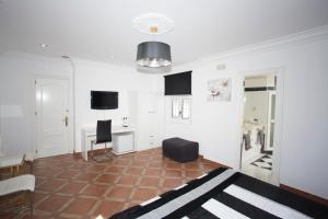 a living room with white walls and a table and chairs at Alojamiento el Chaparro Barbate junto a la venta el loro in Barbate