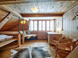 a bedroom with a bed and a desk in a cabin at Gästehaus Hof Maiezyt in Habkern