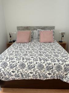 マラガにあるApartamento Maison du Soleilのベッド1台(白黒の毛布、枕2つ付)