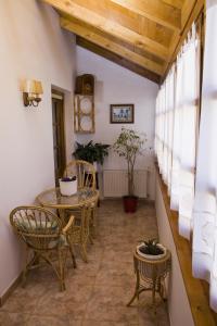 BoalにあるHotel Restaurante Pradoのテーブルと椅子、窓が備わる客室です。