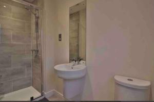 uma casa de banho com um lavatório, um chuveiro e um WC. em Very Close to Chester City Centre! em Christleton