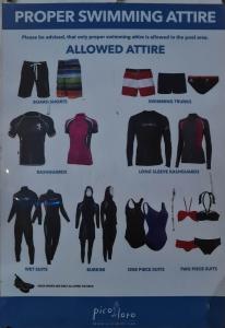 un cartel con diferentes tipos de ropa en Pico de Loro Myna A 510, en Papaya