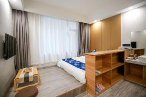 um quarto de hotel com uma cama e um lavatório em 武陵山水客栈Wuling Shanshui Hotel em Zhangjiajie
