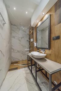 y baño con lavabo y espejo. en Hotel City Code Vizura garni RENEW en Belgrado