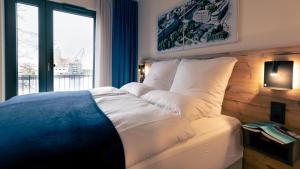 Postel nebo postele na pokoji v ubytování Nena Apartments SPREEblau