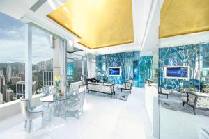 فندق ريغال هونغ كونغ في هونغ كونغ: غرفة معيشة مطلة على مدينة