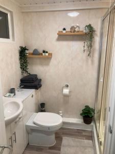 The Haven 2 night minimum في توربوينت: حمام مع مرحاض ومغسلة ودش