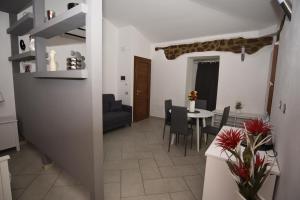 een keuken en eetkamer met een tafel en stoelen bij Raggio di Luna in Valmontone