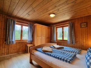 A bed or beds in a room at Alpe Leckenholz