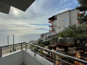 una vista sull'oceano dal balcone di un edificio di Helen's Seaside Resort a Sarandë