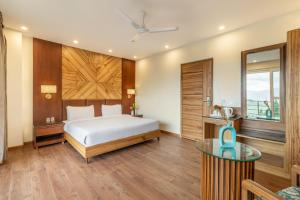 Country Inn Premier Pacific Mall Road Mussoorie客房内的一张或多张床位