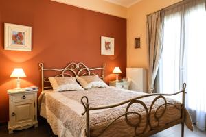 una camera da letto con un letto e pareti arancioni di Condo in Aegina a Città di Egina