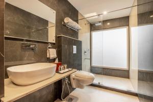 Country Inn Premier Pacific Mall Road Mussoorie的一间浴室