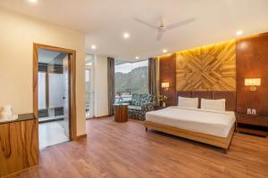 Country Inn Premier Pacific Mall Road Mussoorie客房内的一张或多张床位
