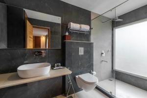 Country Inn Premier Pacific Mall Road Mussoorie的一间浴室